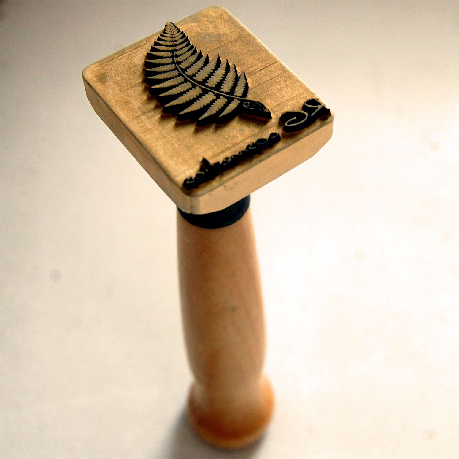 Металлическое клеймо на деревянной ручке