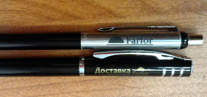 Гравировка на пишущей ручке с металлическим корпусом.